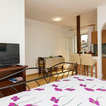 Studio Apartman Ela Pula Exterior photo