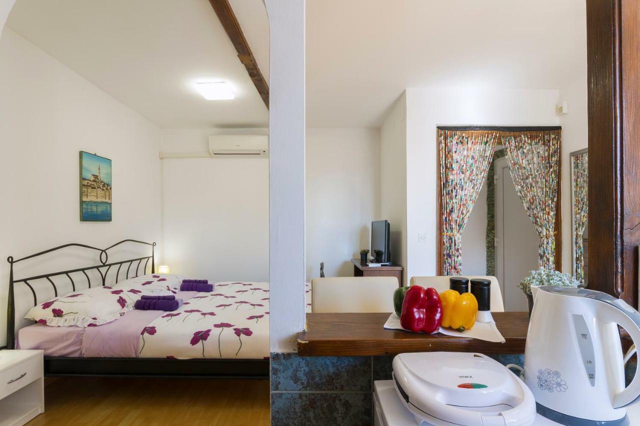 Studio Apartman Ela Pula Exterior photo