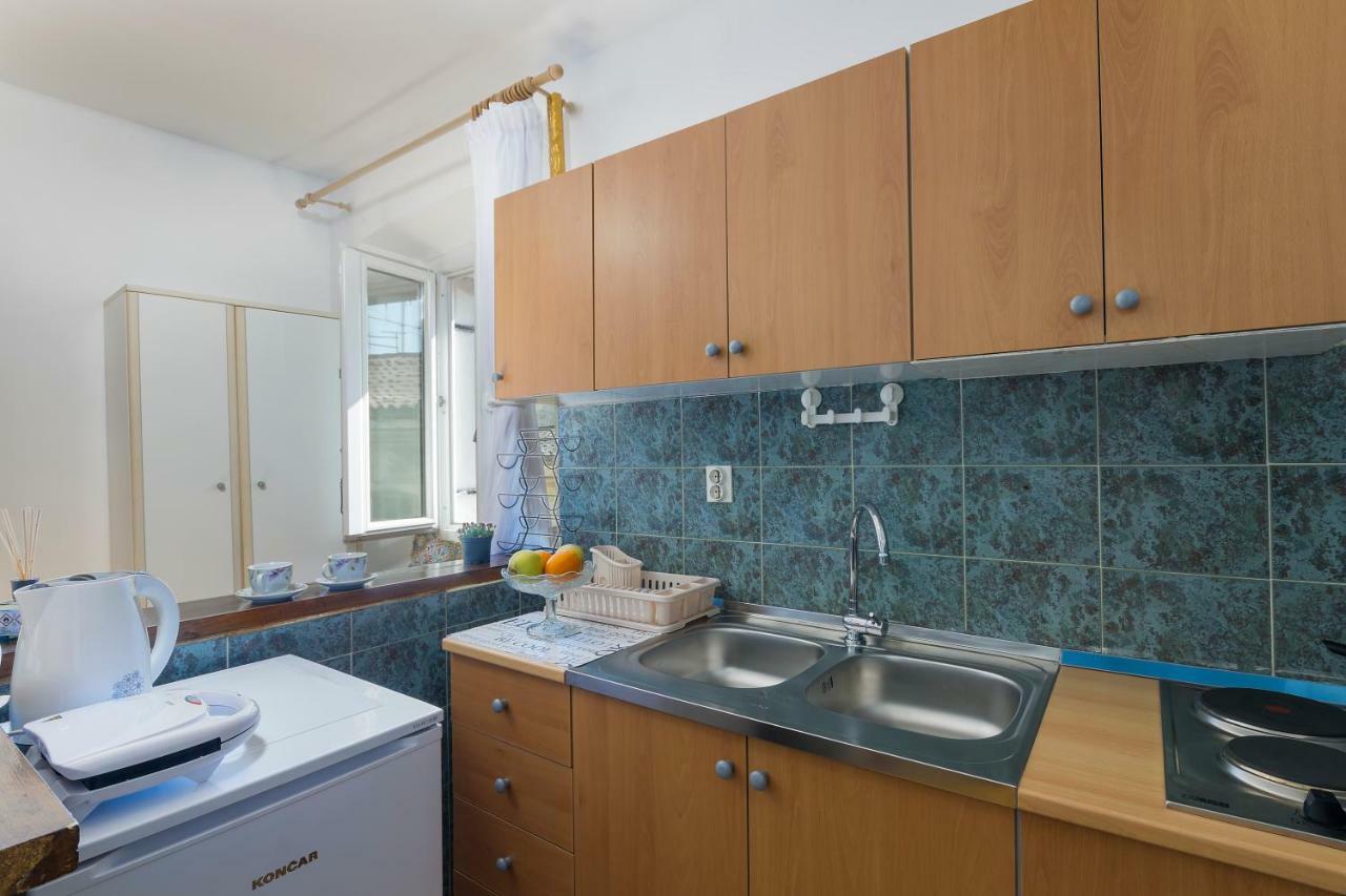 Studio Apartman Ela Pula Exterior photo